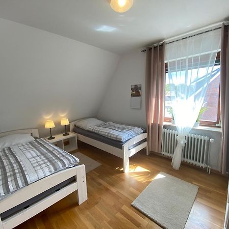 Ferienwohnung Mit Balkon Und Eingezaeunten Garten Aurich Exterior foto