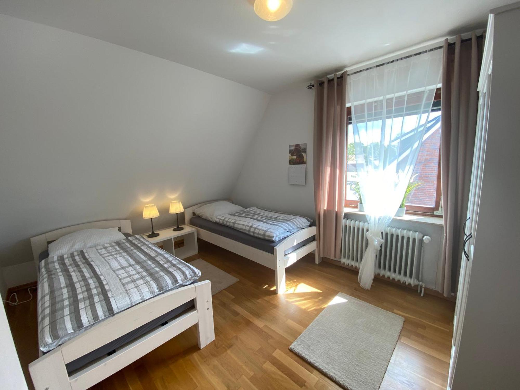 Ferienwohnung Mit Balkon Und Eingezaeunten Garten Aurich Exterior foto