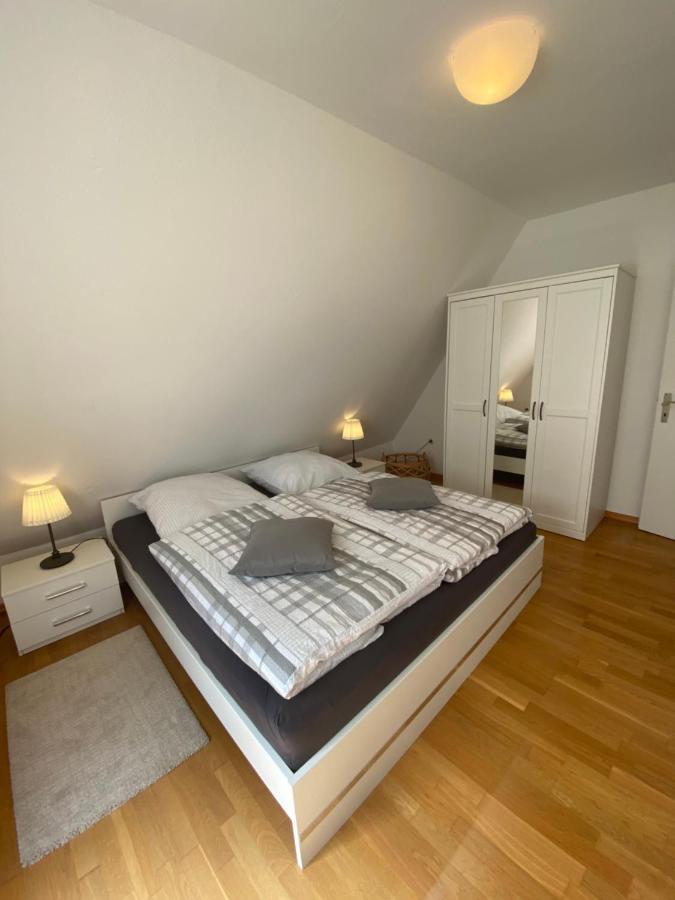 Ferienwohnung Mit Balkon Und Eingezaeunten Garten Aurich Exterior foto