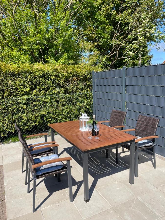 Ferienwohnung Mit Balkon Und Eingezaeunten Garten Aurich Exterior foto